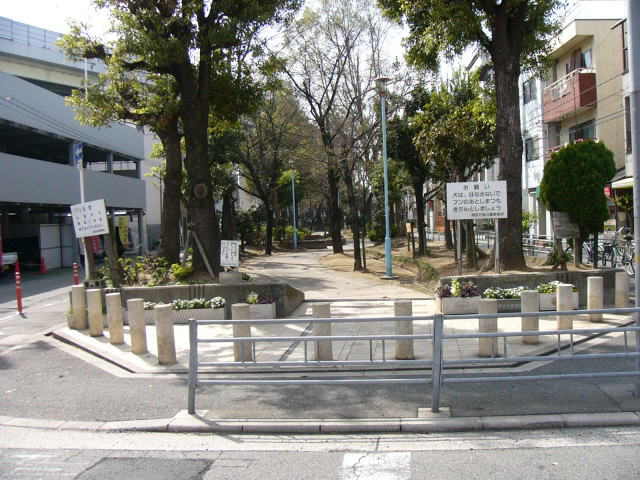 内環状道路を越えると再び現れる線路跡